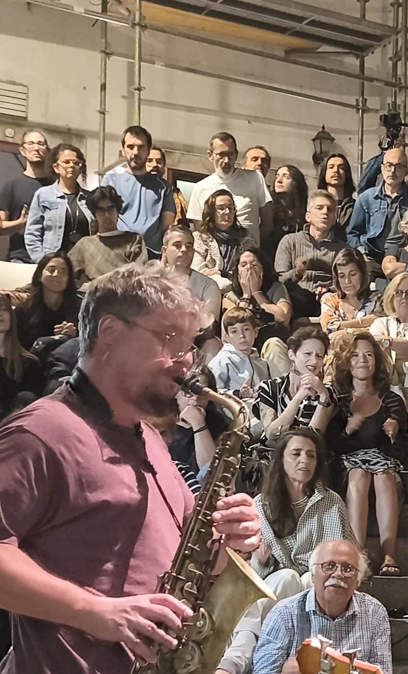 Fotografia de saxofonista durante apresentação com público
