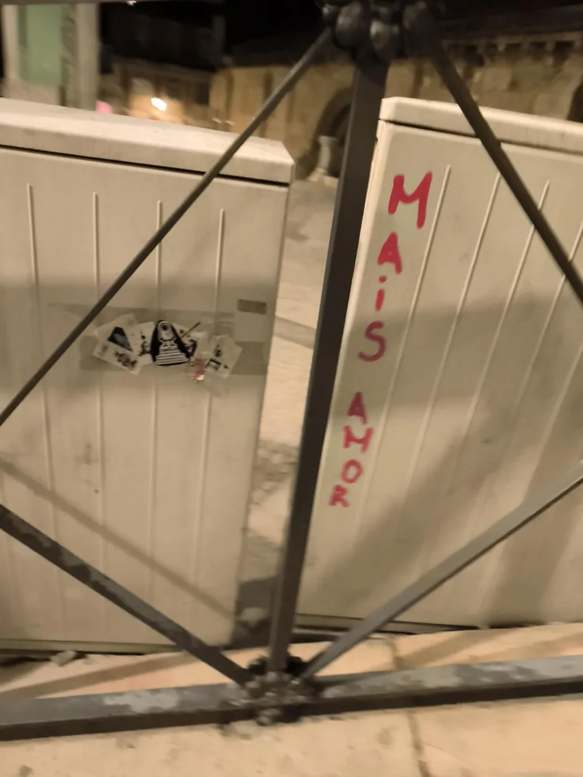 Marcas de rua e autocolantes em caixas urbanas