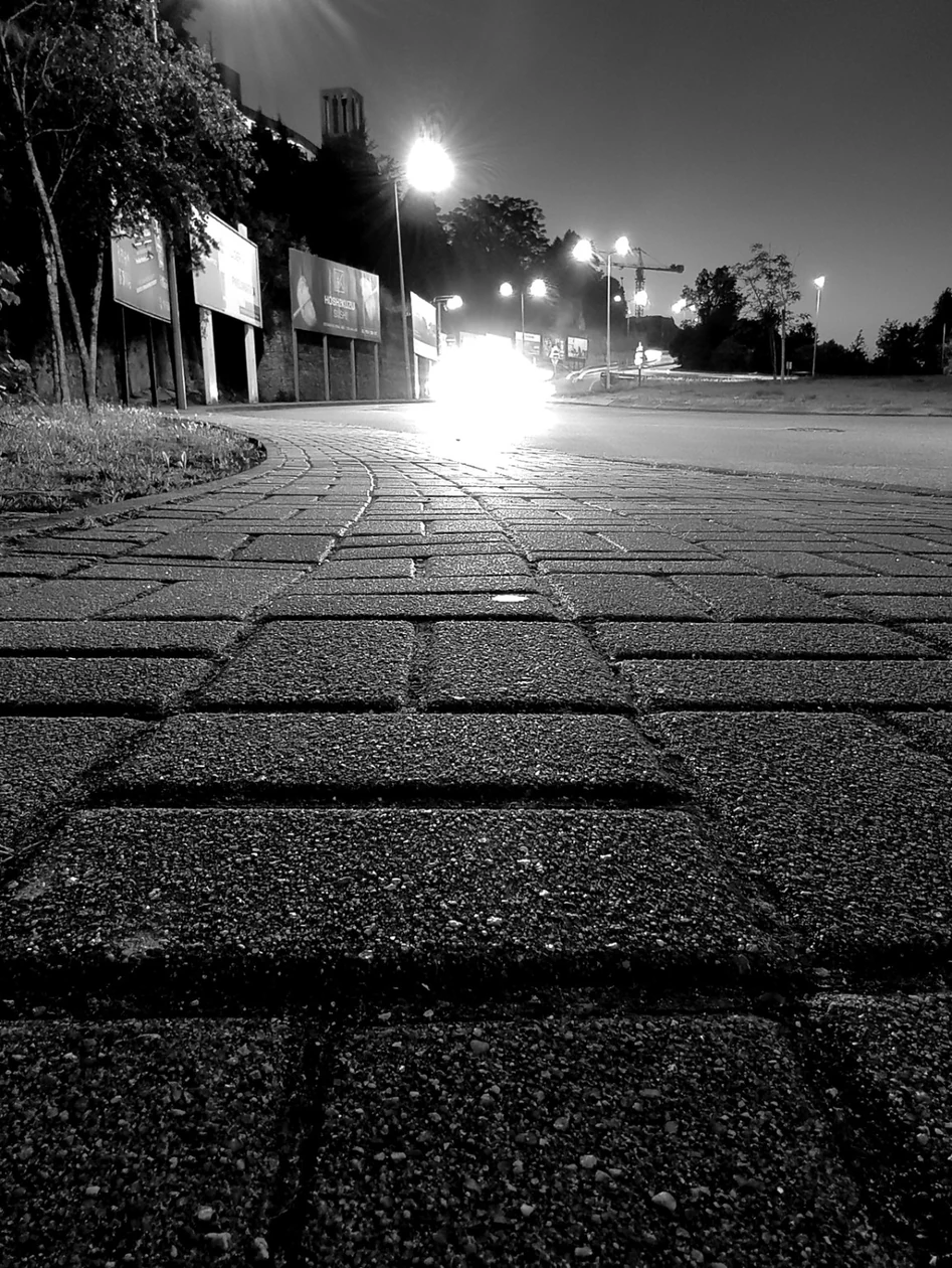 Fotografia a preto e branco de rua e luz nocturna